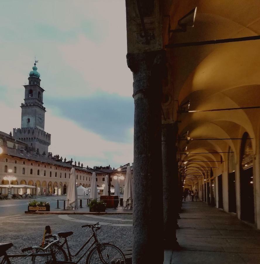 ホテル La Via Per Milano ヴィジェーヴァノ エクステリア 写真