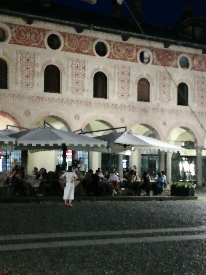 ホテル La Via Per Milano ヴィジェーヴァノ エクステリア 写真